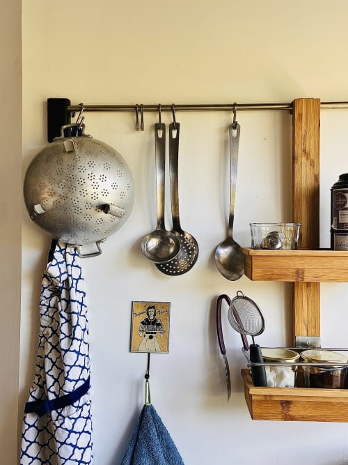 Détail des équipements de cuisine du studio : tout pour préparer vos repas en autonomie lors de votre séjour à Espelette.