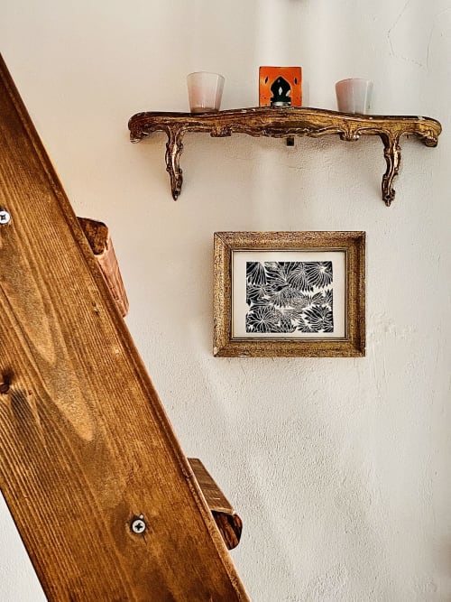Escalier en bois menant à la mezzanine du studio, décoration murale et détails soignés par Pascale et Léo.