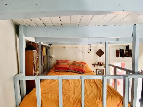 Couchage en mezzanine du studio : grand lit douillet sous charpente apparente pour des nuits calmes à Espelette.