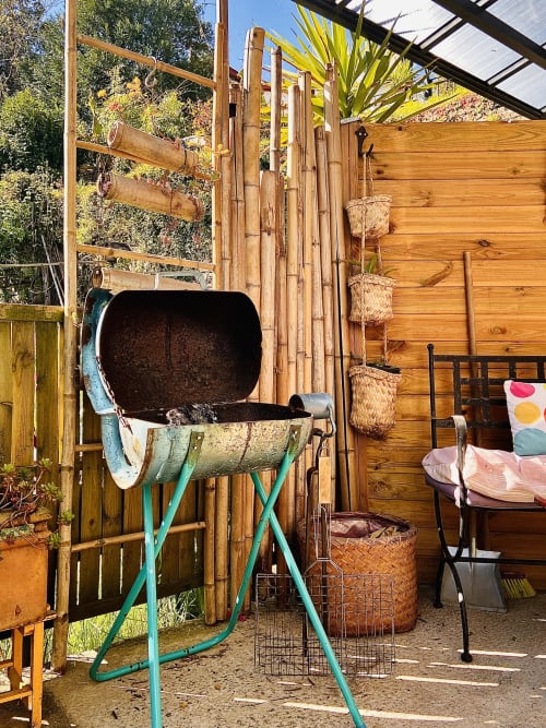 Espace extérieur du studio avec barbecue vintage et décoration bambou, idéal pour des soirées d'été au Pays Basque.