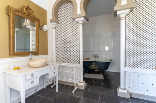 EcoLogis de Chantegrolle : Suite Chéri-Pierre Mérigeaud de la Touche, salon de bain avec baignoire, douche, 2 vasques, WC séparés avec lave-main, arches mauresques de 1872