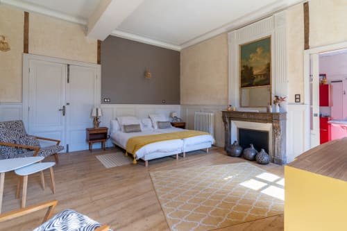 EcoLogis de Chantegrolle : Studio Marie-Thérèse Rempnoulx du Vignaud, la chambre, enduit chaux/chanvre sur mur périphérique, double vitrage, chauffage bois, parquet chataîgnier fabriqué "maison", volets bois, enduits chaux sable sur les murs