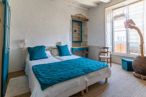 EcoLogis de Chantegrolle : Espace Jeanne Fradin de Bellabre, la chambre, chaux/chanvre sur les murs périphériques, double vitrage acoustique, sur rue, douche et vasque, WC séparés avec lave-main