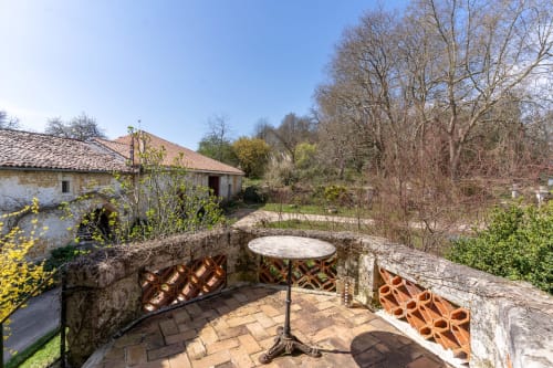 EcoLogis de Chantegrolle : Suite Chéri-Pierre Mérigeaud de la Touche, terrasse et accès à la cour d'honneur