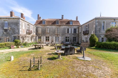 EcoLogis de Chantegrolle : la cour à la fin de l'hiver