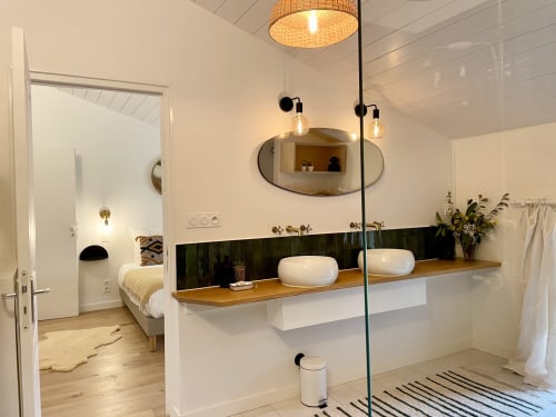 Salle de bain moderne avec vasques doubles, plan de travail en bois et douche vitrée à la Maison Monsieur Léger à Montaut
