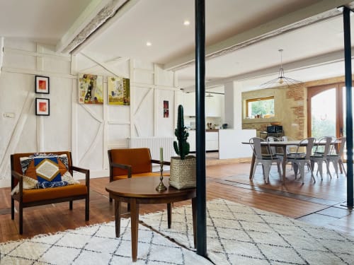 Salon moderne de villa avec mobilier mi-siècle, salle à manger et cuisine ouverte à la Maison Monsieur Léger à Montaut