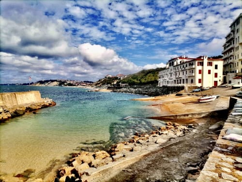 Le charmant petit port de Guéthary aux eaux turquoise, une escale pittoresque et authentique entre Biarritz et Saint-Jean-de-Luz.