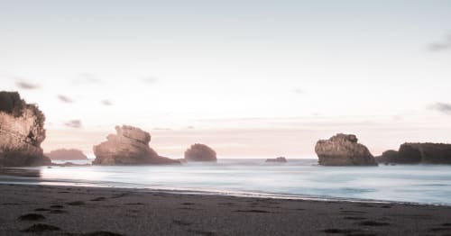 Formations rocheuses sur les plages de Biarritz à marée basse, balade contemplative sur le sable fin de la côte atlantique.