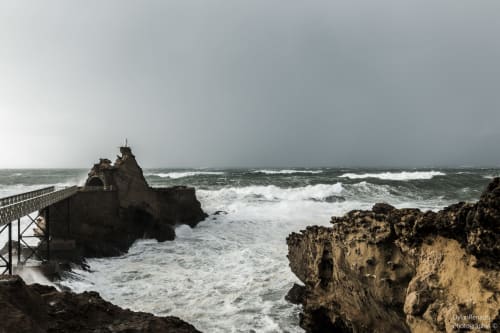 Le Rocher de la Vierge à Biarritz sous l'écume : un site emblématique du Pays Basque à découvrir lors de votre séjour au Moulin.
