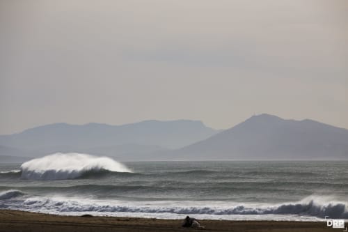 Spectacle des vagues sur la Côte Basque avec la montagne de la Rhune en arrière-plan, la force de la nature à l'état pur.
