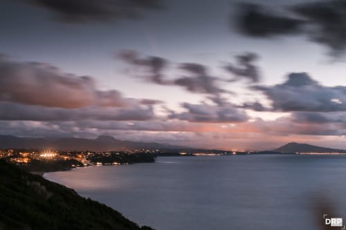 Coucher de soleil sur la baie de Saint-Jean-de-Luz et Ciboure, une atmosphère paisible à savourer en fin de journée.