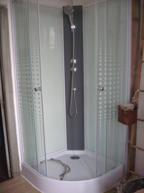 EcoLogis de Chantegrolle : cabine de douche salle d'eau aile nord 1er étage