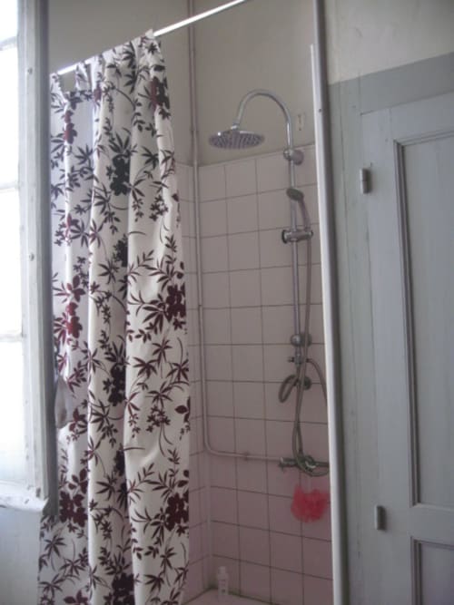 EcoLogis de Chantegrolle : ancienne douche de la grande chambre jaune
