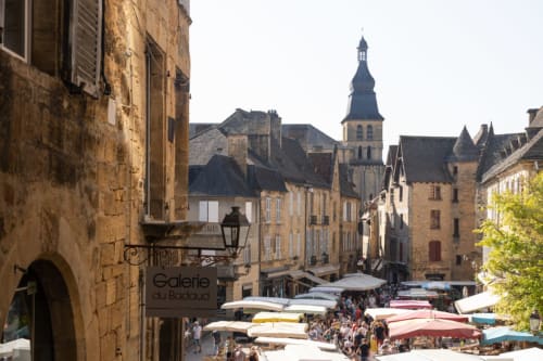 Marché de Sarlat - activités à faire en Dordogne - Résidence Beauvau - Location appartement 2 à 4 personnes