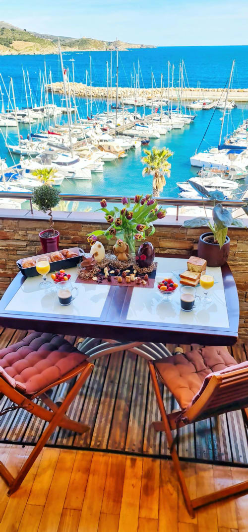 Petit-déjeuner avec vue sur la marina méditerranéenne du gîte Banyuls, voiliers et eau bleu azur
