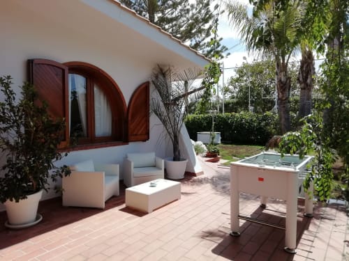 Terras Villa Blanche Holidays in Marsala met zithoek, bogamen en uitzicht op het zwembad