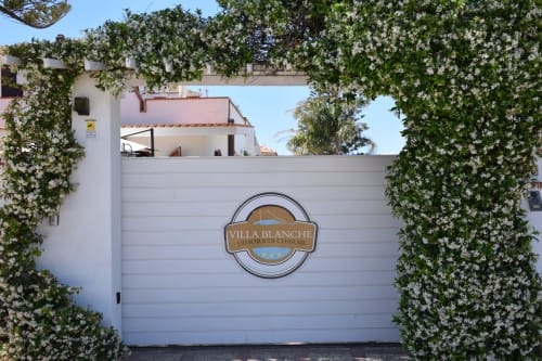 Ingresso di Villa Blanche Holidays con viti fiorite a Marsala, Italia