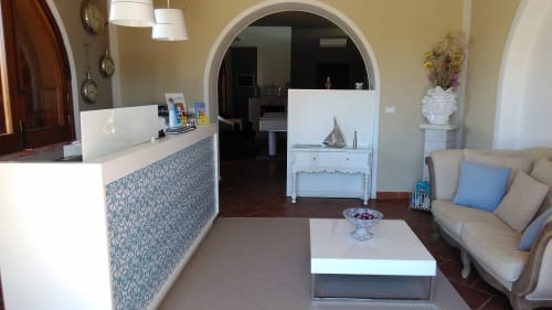 Lobby van Villa Blanche Holidays in Marsala met receptie, zitgedeelte en boogdeuringang