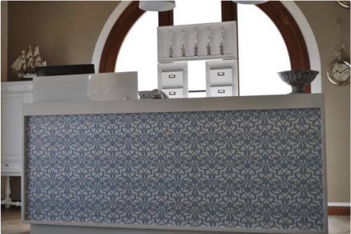 Elegante receptie met blauw damaskepatroon in het boutique hotel Villa Blanche Holidays in Marsala