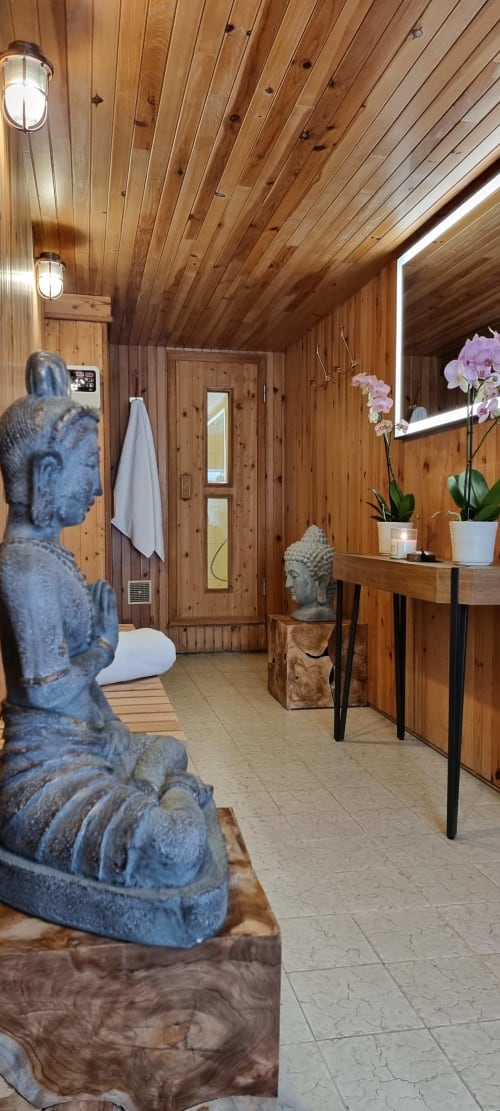 Eleganter Weg zur Sauna: Natürliche Materialien und sanftes Licht für einen ruhigen Übergang zum Wohlbefinden.