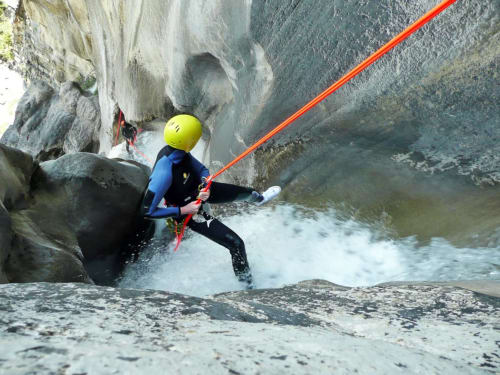 Descente en canyoning dans les torrents du Pays Basque avec Evasion 64, sensations fortes et nature sauvage à Itxassou.