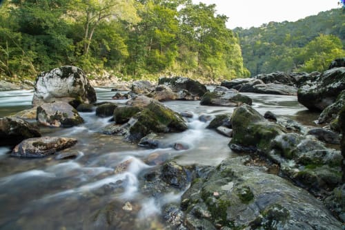 La rivière la Nive à Itxassou, un cadre naturel préservé pour vos activités de plein air à deux pas d'Espelette.