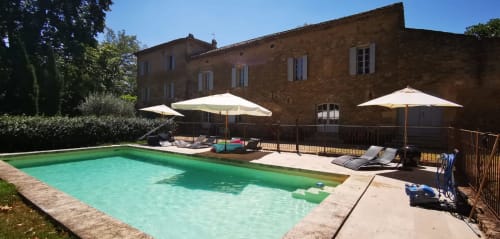 Visiter Avignon - chambre d'hôtes La Bastide du Farfadet - séjour en amoureux - piscine bains de soleil