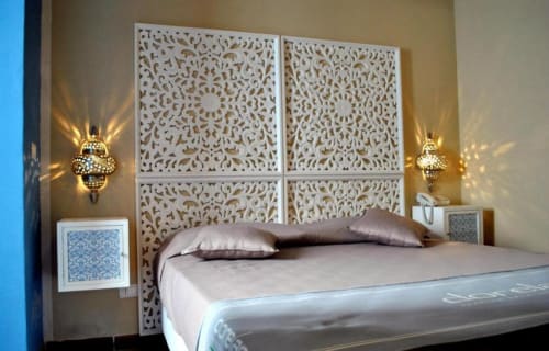 Elegante camera San Pantaleo a Villa Blanche Holidays a Marsala con testata bianca ornata e applique decorative in ottone