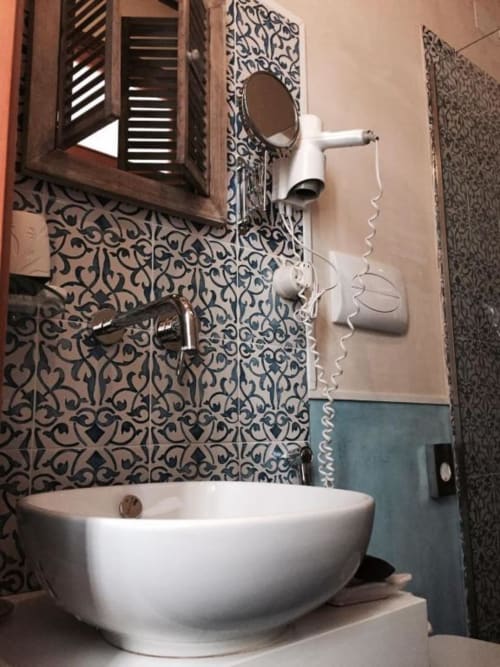 Lavabo moderno a Villa Blanche Holidays, Marsala con piastrelle decorative e specchio