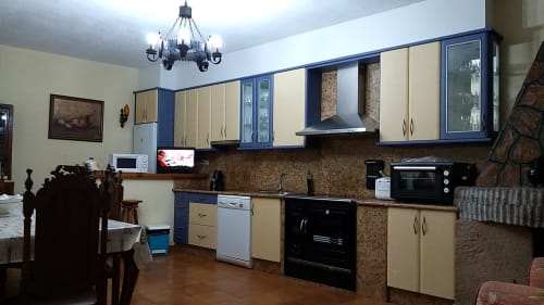 Cocina equipada en Casa Luisa a Galleira - casa con piscina privada y vistas en Ramiras, Ourense
