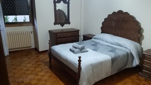 Habitación de matrimonio en Casa Luisa a Galleira - casa con piscina privada y vistas en Ramiras, Ourense