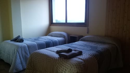 Habitación con camas individuales en Casa Luisa a Galleira - casa con piscina privada y vistas en Ramiras, Ourense