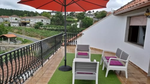 Terraza con vistas de Casa Luisa a Galleira - casa con piscina privada y vistas en Ramiras, Ourense