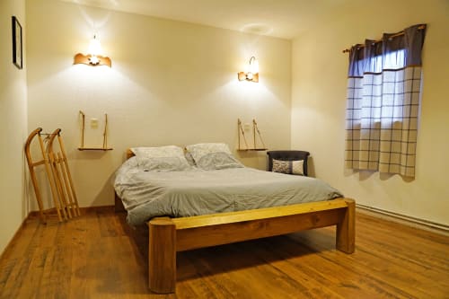 Habitación Girole en L'étape Du Fanfoué en Chamrousse con cama de madera, vistas a la montaña e iluminación cálida