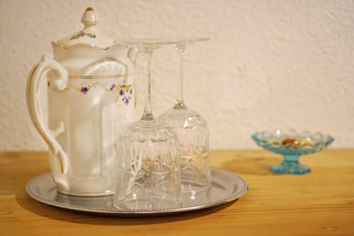 Elegant tableware display at L'étape Du Fanfoué Chamrousse featuring porcelain pitcher with purple flowers and crystal