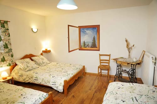 Habitación Bollet en L'étape Du Fanfoué B&B en Chamrousse con camas de madera, vista a la montaña y decoración rústica