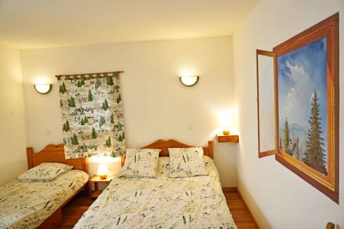 Chambre confortable Bollet à L'étape Du Fanfoué, Chamrousse avec lits jumeaux et décoration panoramique montagnarde