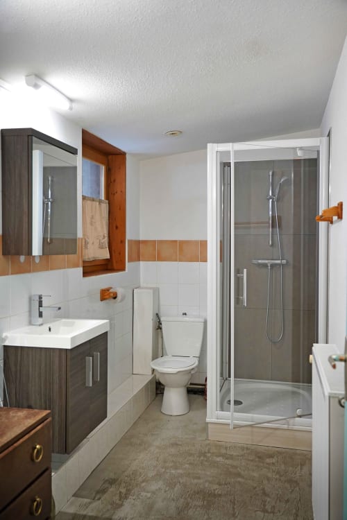 Modern bathroom at L'étape Du Fanfoué B&B in Chamrousse with shower, toilet, and vanity