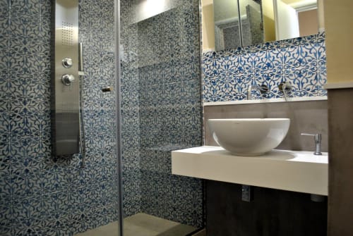 Bagno moderno di Villa Blanche Holidays a Marsala con piastrelle blu decorate, lavabo da appoggio e doccia walk-in