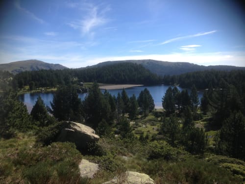 Lac de montagne pittoresque entouré de forêt de pins près de Thuir, France
