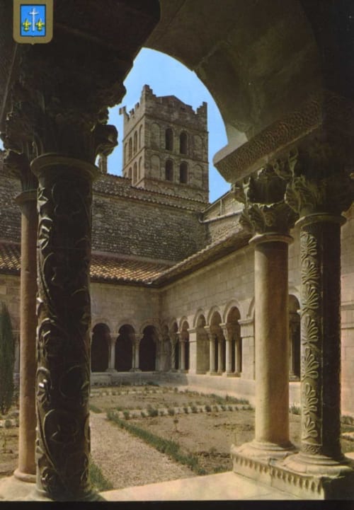 Cour intérieure de cloître médiéval aux colonnes ornées aux Gites Mas D'en Ratéro à Thuir, France