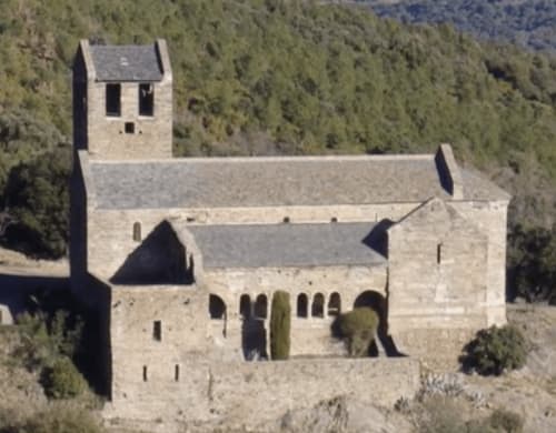Monastère historique en pierre entouré de forêt de pins aux Gites Mas D'en Ratéro, Thuir, France