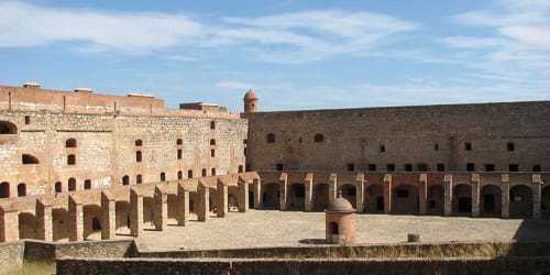 Cour historique de fortification en pierre avec galeries voûtées aux Gites Mas D'en Ratéro, Thuir, France