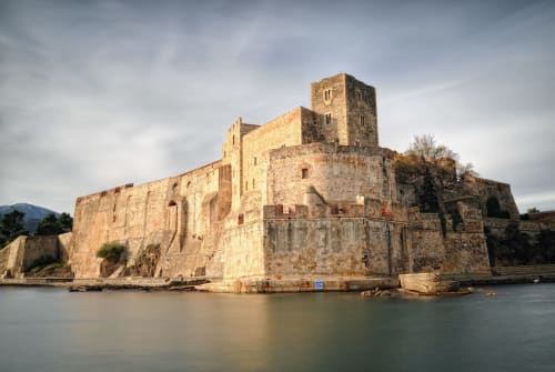 Forteresse médiévale sur l'eau près de Thuir, France - monument historique d'architecture