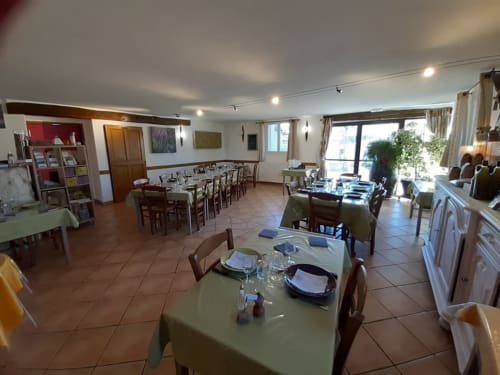 Ferme auberge La Maguette- repas en famille en extérieur - Sault en Provence