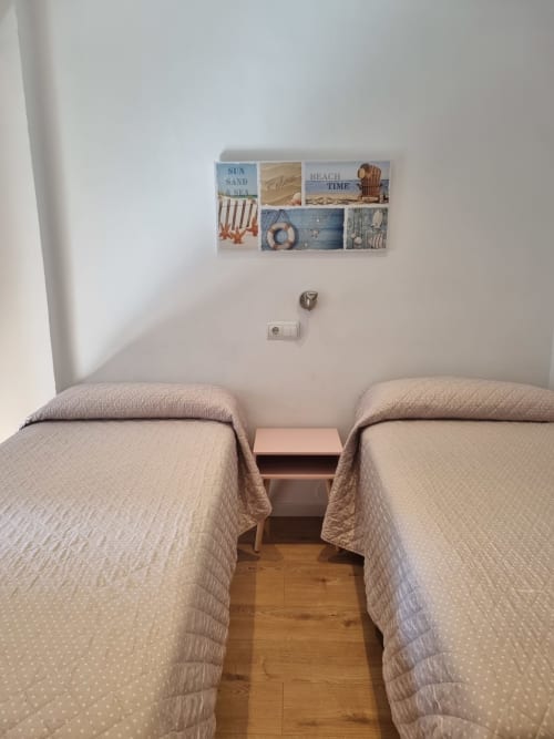 Habitación doble amplia - Pensión Angelines by Sneuu, Santander.