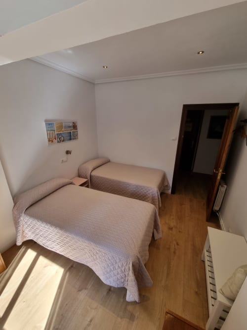 Habitación doble amplia - Pensión Angelines by Sneuu, Santander.