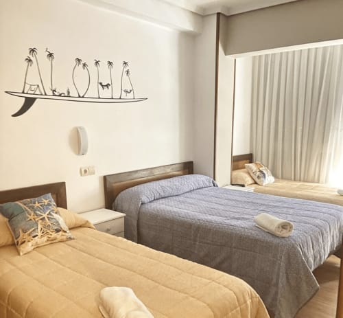 Habitación cuádruple amplia - Pensión Angelines by Sneuu, Santander.