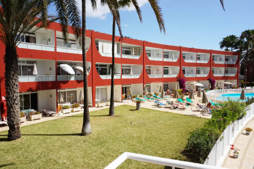 Apartamentos Ecuador | Hotel moderno con ubicación central en Canarias. Baratas y amplias. Piscina sol y playas azules.